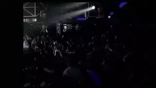 انفجار عاري على الشاطئ من الماضي: مشهد جنس جماعي صاخب