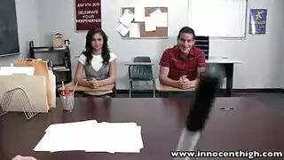 تلميذة شابة تمص وتنكح قضيب زميلها الكبير أثناء اليوم الدراسي