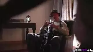 زوج متلصص يشاهد فرج زوجته المشعر يُضرَب وهي تقوم بالجنس الفموي