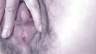 كثير الشعر خلف الكواليس أزرق العينين