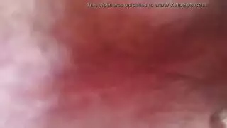 عاهرة شقراء ذات خبرة تداعب عمودًا ضخمًا