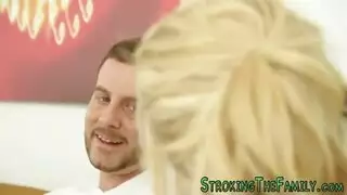 مراهقة شقراء وقحة تخلع فستانها للجماع الصريح