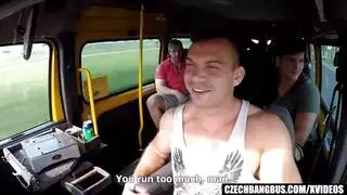 فحص فرج الشقراء يتحول إلى جنس قوي مع شق مبلل