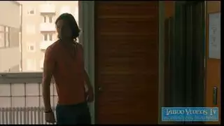 فتاة مراهقة طويلة الشعر تمارس جنسًا قاسيًا في الهواء الطلق بالحديقة