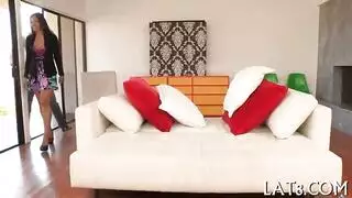 فتاة حسية ترتدي نظارات تأخذ حذاءً ضخماً في مؤخرتها