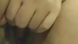 حورية آسيوية يائسة تظهر ملابسها الداخلية الصفراء وبظرها الأملس المحلوق في مشهد إباحي