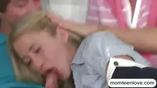 شباب يتبادلون ويضربون مؤخرات بعضهم البعض