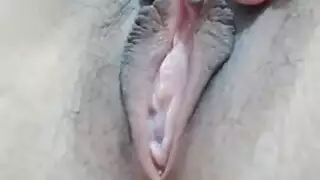 هؤلاء الفتيات المشاغبات تعبد عضوه بفمها المبلل