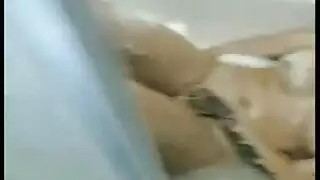 عاهرة ذات وشوم تتوسل للحصول على إصبعية من رجل ناضج خبير