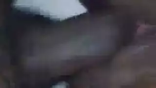 أم سمراء مثيرة تُضبط في موقف ساخر ومثير في المنزل