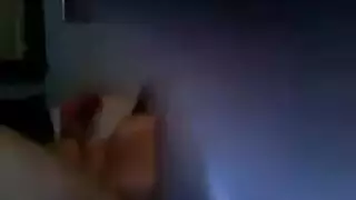 فتاة منحنية تختنق بقضيب أسود سميك في مشهد جنس عنيف