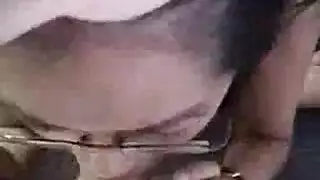 قاصر بالكاد يتم تدليك فرجها الضيق ثم يتم تدميره بالجماع