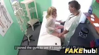 شقراء لا تقاوم تلمس الطبيب لكسها ثم ينيكها بعمق