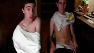 فجور جماعي: شباب هواة في مشاهد إباحية