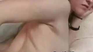 شاعر شهواني يركب قضيبًا بحمالة صدر حمراء وزرقاء مغرية