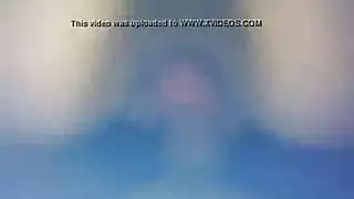 عاهرة ترتدي جوارب شبكة تفتح ساقيها من أجل جنس في مسقط رأسها، محتوى صريح