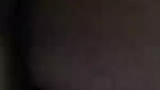 مشاركة زوجها: سمراء توضح كيفية أخذ القضيب