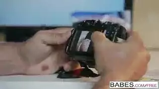 فيلم إباحي بكاميرا خفية: فتاة مكتبية شقية تركب قضيبًا في العمل