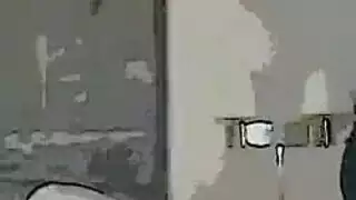 سيدة ناضجة مشاغبة تختنق بقضيب ضخم وقاس