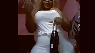 هاوية أفريقية تفتح شفتيها المبلولتين تحت تنورة ميكرو ميني