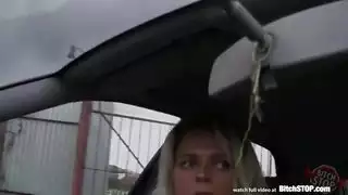 شقراء تأخذ جولة خشنة في مركبتها