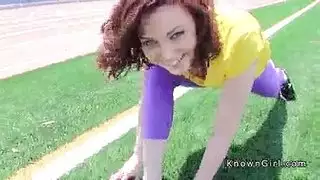 لعق كس وإيلاج إصبع في الشرج على مقعد المرحاض