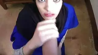 مراهقة عربية بينيلوب تحصل على تعليم إباحي مع مص عميق للقضيب