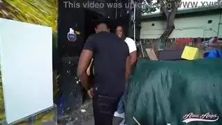 الظهور الإباحي الأول لالينا انجل مع مغتصبين بقضيبين أسودين كبيرين