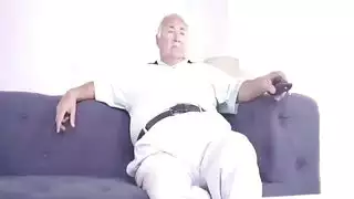 مغامرة زوجة الأب مع الحبة الزرقاء: مشهد جنسي صريح وقوي