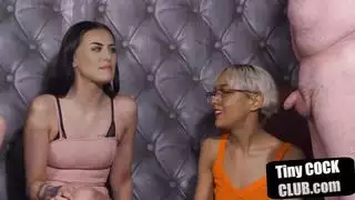 خيال السيطرة النسائية: ملكات مرتديات الكعب المدبب تحط من قدر قضيب رجل سمين صغير بلا رحمة