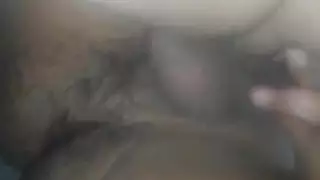 الجلسة الجماعية الأولى للعاهرة الشابة: رجل غامض ماهر ينضم إليها