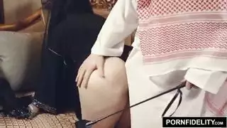 فتاة عربية نادية تأخذ ضربًا قاسيًا من قضيب أبيض كبير