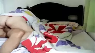 علاقة ثلاثية صريحة: عبده يضيق مهبلين ضيقين في إباحية مصرية خام