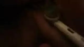 زوجة تئن تأخذ إصبع وقضيب بينما الزوج يطلي جسدها