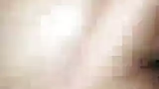 رجل سيء وعربدة: جنس جماعي صريح مع فتيات ساخنات في غرفة المعيشة