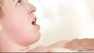 علاقة سرية: هي اتصلت به لجلسة إباحية خفية