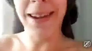 استعراض صريح: فتاة مثقوبة الحلمات وعاهرات يكشفن بضاعتهن