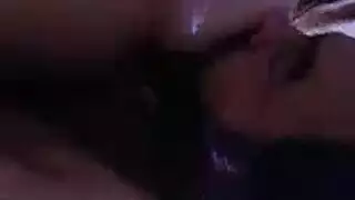 تقذف حليب كيها بقوه وهي تثاهد زبر ضخم