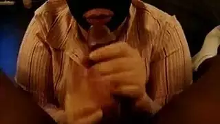 ثلاثي قاس في غرفة التخزين: رجال ملثمون يستخدمون عاهرة مفلسة