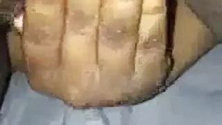 فتاة أوروبية شابة تأخذ قضيبًا عملاقًا في الداخل