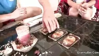 الولد يدخل علا غرفة امو وهيا ناءمة وينكها