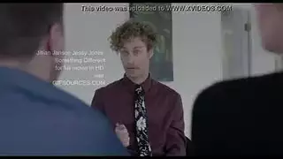 جيليان يانسون تفتح كسها المشعر للقضيب الأسود الكبير