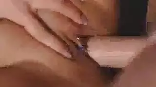 استمناء حار عند غروب الشمس: تنورة مرفوعة، كعب عالي، فرج مكشوف