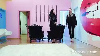 فتاتان تمتلئان بالقضيب السميك للرئيس التنفيذي في مشهد إباحي