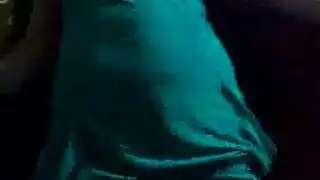 ولد يغري زوجة أبوه في السرير