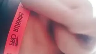 رجل يرصع بزازل امه