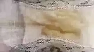 سكرتيرة شقراء إباحية تبتلع السائل المنوي على مكتبها