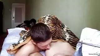 حفلة النوم الجامعي الخاصة تتحول إلى مهرجان مص قذر واختراق مزدوج