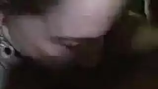 مراهقة بعيون زرقاء تظهر ابتسامتها الكبيرة أثناء ممارسة الجنس الجماعي