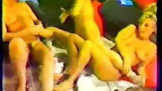 سمراء مثيرة تمتع نفسها بقاذفة الريش في فيلم سحاقي فاحش